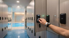 Elektroniczne zamki szafkowe – bezpieczeństwo w szatniach basenowych, SPA i siłowniach